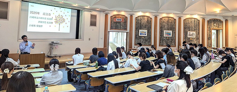 講堂での座談会の開会あいさつ
