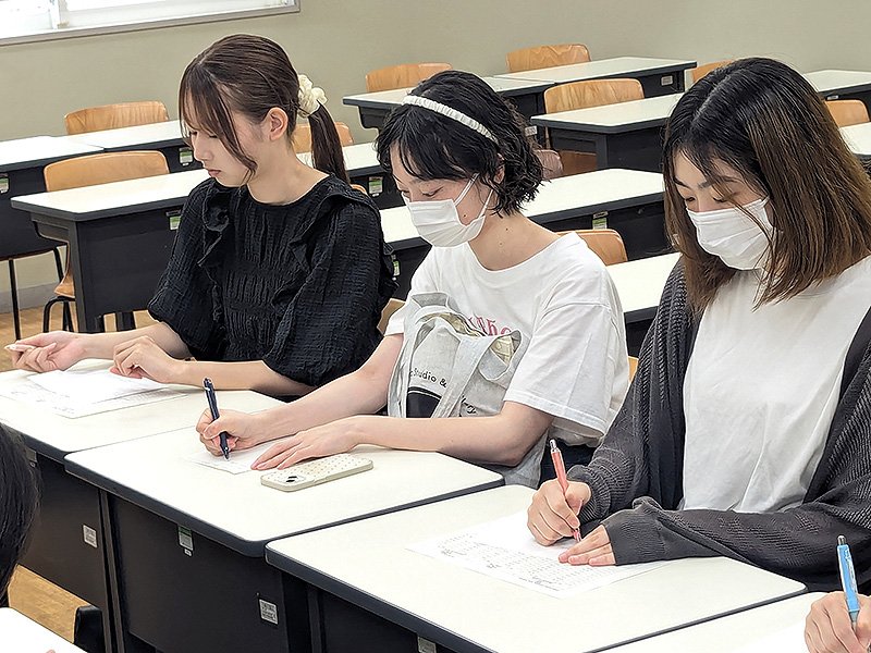 真剣にメモを取る学生たち