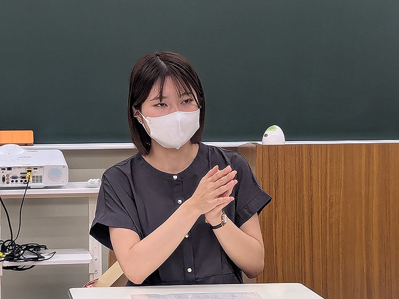 丁寧に説明をする看護師