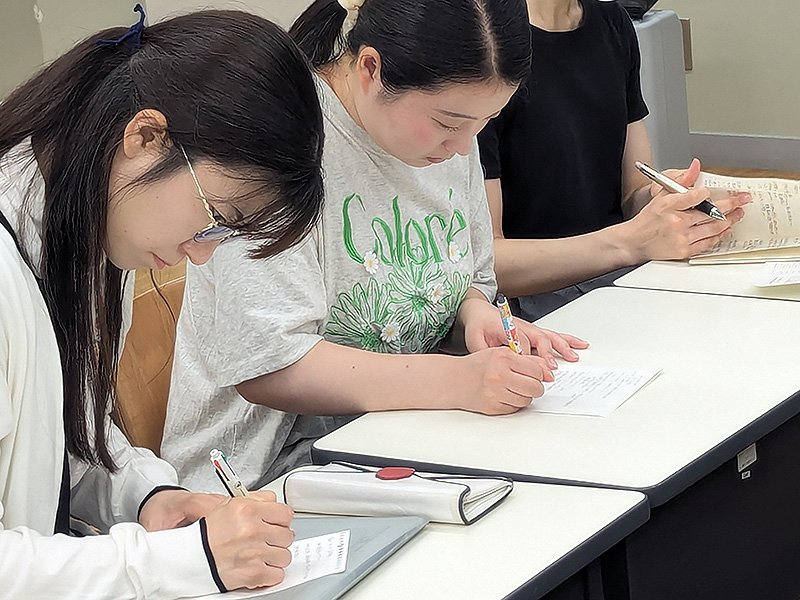真剣にメモを取る学生たち