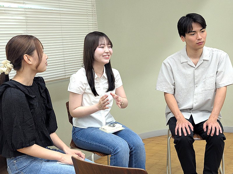 インタビューに答える3人の学生たち