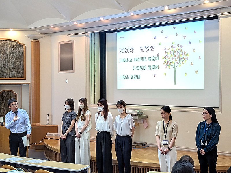 看護師・保健師の紹介をする平井講師