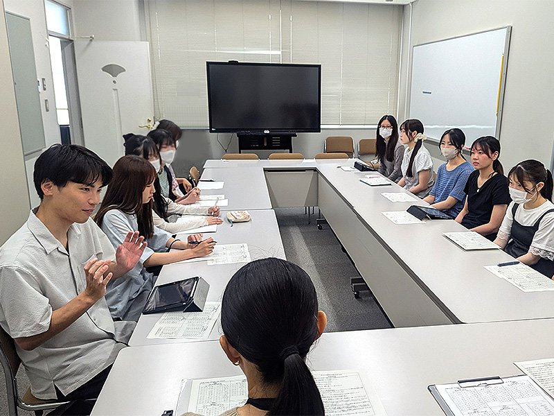 保健師に質問する男子学生