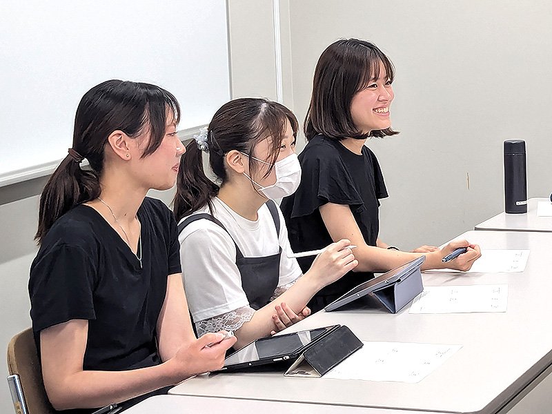 座談会で笑顔になる女子学生