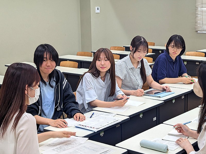 看護師の話に聞き入る学生