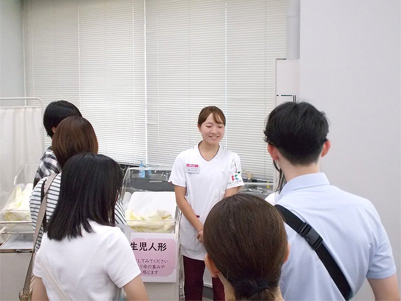 小児看護学の説明をする在学生
