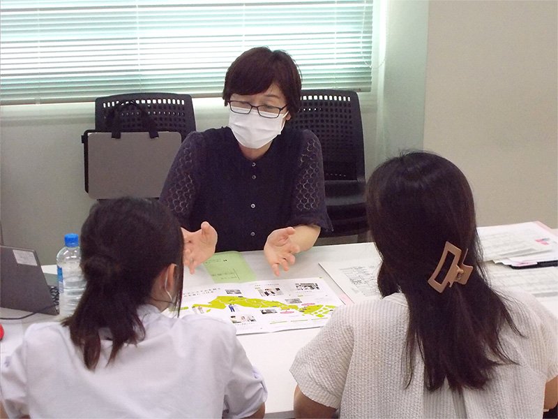 職員の話に聞き入る親子