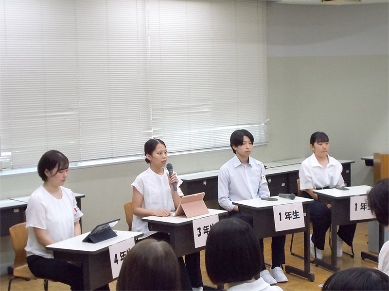 在学生が回答する様子