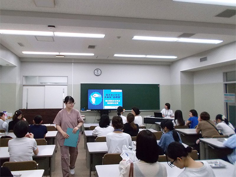 検査キットが置かれた席に座る多くの参加者