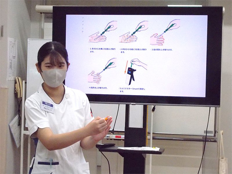 検査方法を説明する在学生