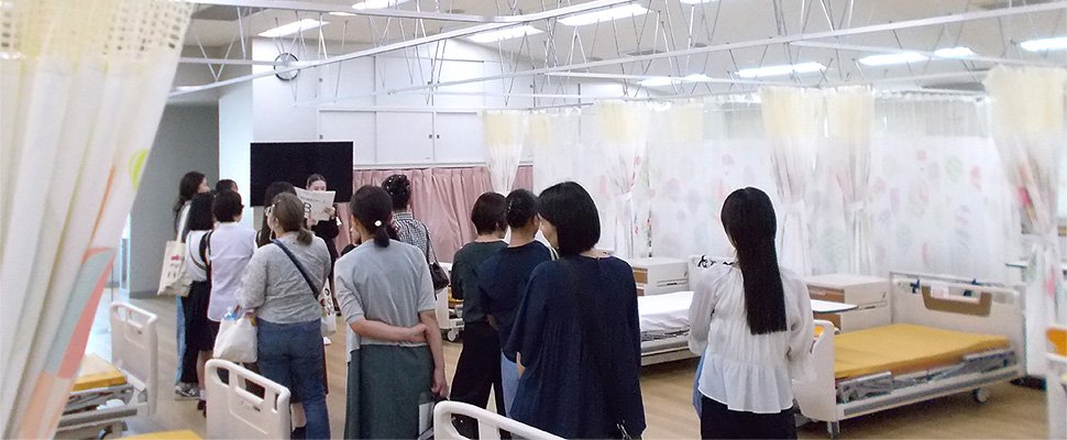 実習室Aで話を聞く学内見学ツアー参加者