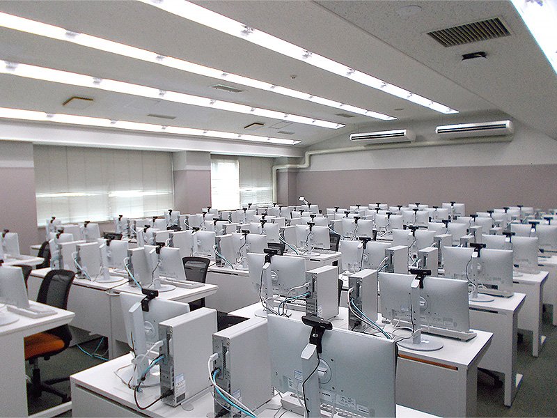 パソコンが並ぶ情報処理学習室