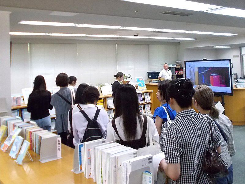 図書館を見学する参加者