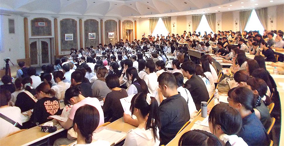 講堂に集まる参加者