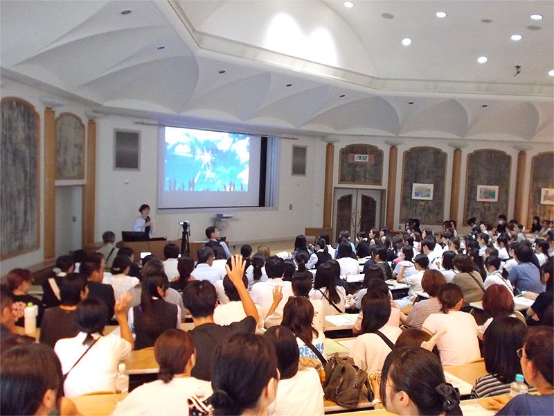 荒木田学長の問いに手を上げる参加者