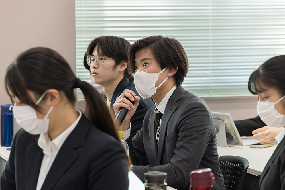 画像：丁寧な発表と活発なディスカッション