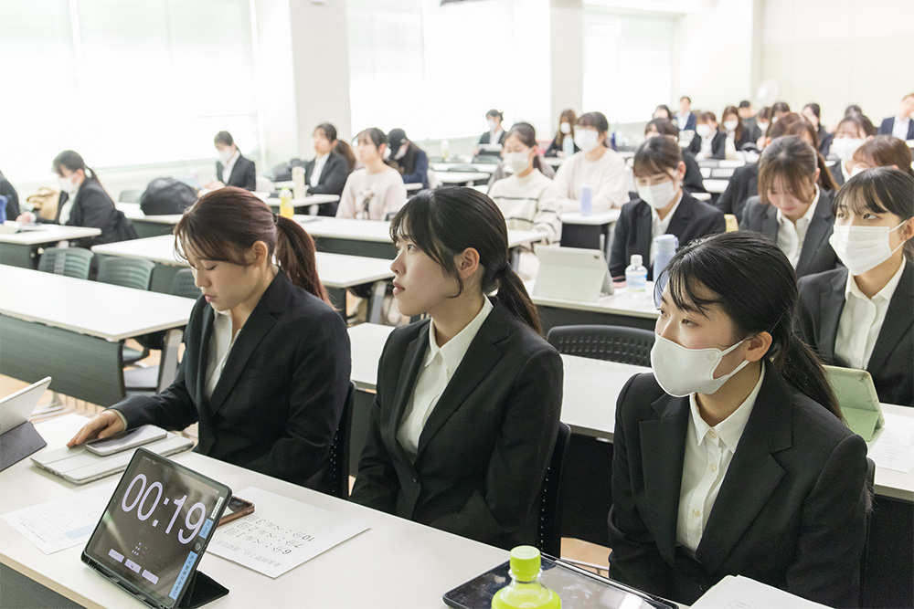 画像：丁寧な発表と活発なディスカッション